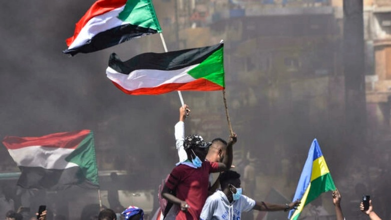 عسكريون يعتقلون مسؤولين حكوميين في الخرطوم وتنديد بـ"انقلاب"
